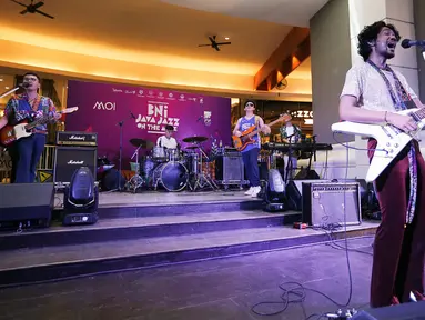 Musisi Oslo Ibrahim tampil pada BNI Java Jazz On The Move yang diselenggarakan di Mall of Indonesia, Jakarta, Minggu (24/04/2022). Penyelenggaraan BNI Java Jazz Festival akan mengahdirkan artis internasional seperti PJ Morton, Alex Porat, Keyon Harrold, Gabe Bondoc, Hablot Brown hingga The Bad Plus merupakan momen kebangkitan festival offline di Indonesia setelah hampir 2 tahun tidak terlaksana akibat pandemi. (Liputan6.com/HO/Rizki)