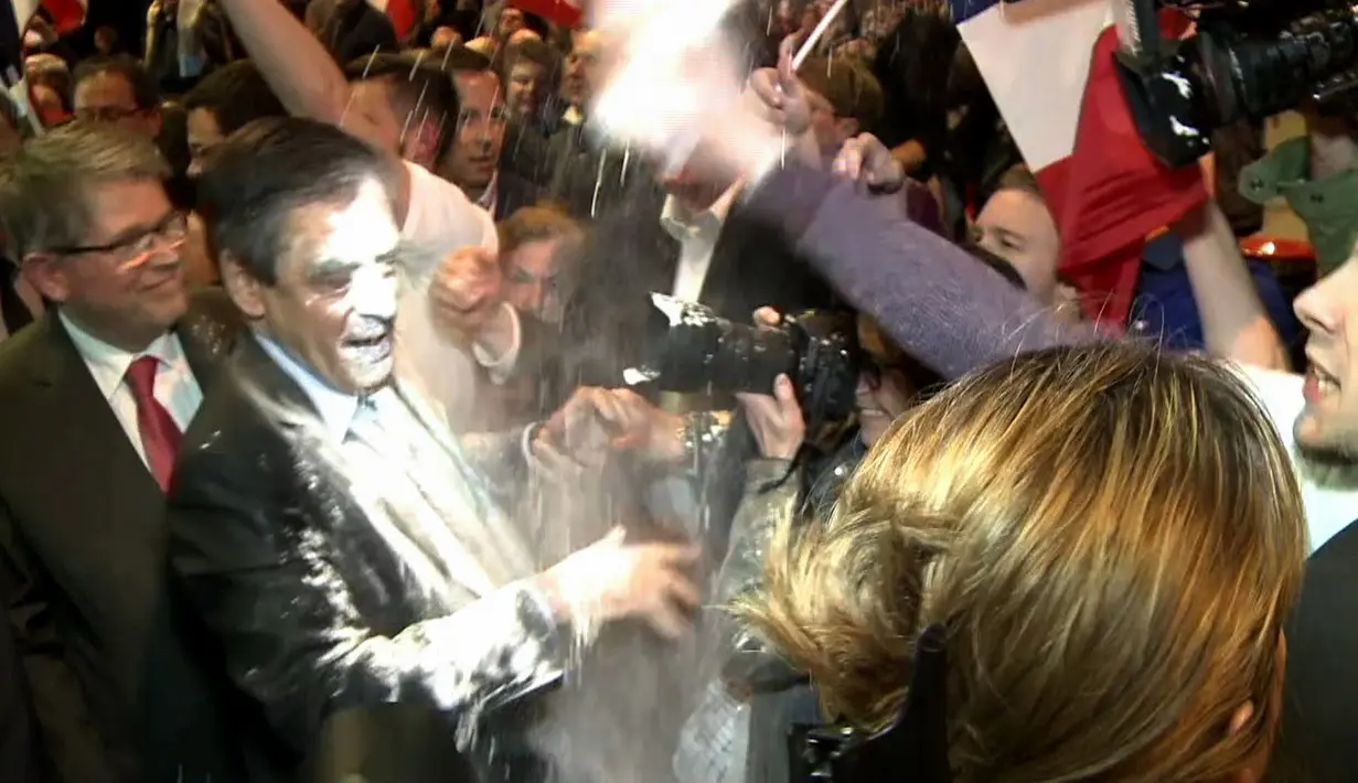 Kandidat Presiden Prancis, Francois Fillon bereaksi ketika seseorang melemparkan tepung ke arahnya pada sebuah acara kampanye di Prancis Timur, Kamis (6/4). Seorang pria meneriakkan kata ‘Lobbyist!’ sebelum melempar tepung padanya. (JULIEN SENGEL/AFP)