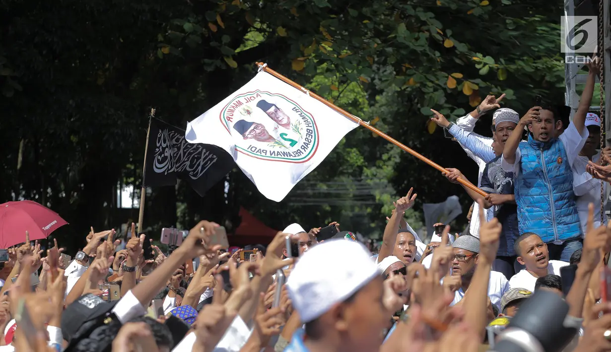 Pendukung pasangan Capres-Cawapres 02 Prabowo Subianto-Sandiaga Uno menghadiri syukuran kemenangan di Kertanegara, Jakarta, Jumat (19/4). Acara dengan tema gema nisfu sya'ban sekaligus ucapan syukur kemenangan Prabowo-Sandiaga dihadiri ribuan pendukung. (Liputan6.com/Faizal Fanani)