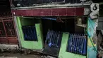 Kondisi rumah warga yang roboh akibat pembuatan saluran air di Jalan Kayu Manis IX, Matraman, Jakarta Timur, Senin (16/12/2019). Pelaksana pembangunan saluran air akan bertanggung jawab memperbaiki rumah yang telah lapuk fondasinya tersebut mulai Senin. (Liputan6.com/Faizal Fanani)