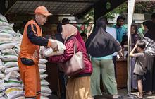 FOTO: 20 Kg Beras untuk Warga Rentan, Pemerintah Gulirkan Bansos Pangan
