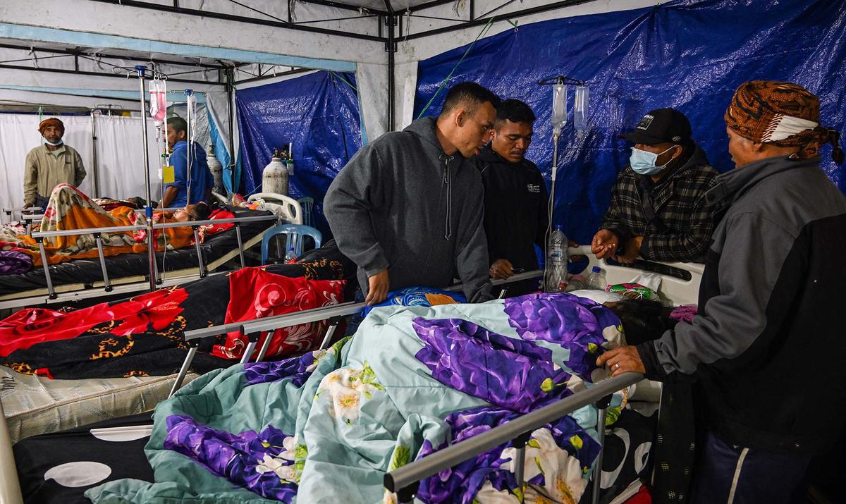 Korban Gempa NTT Dirawat di Tenda Darurat
