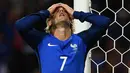 Striker Prancis, Antoine Griezmann, tampak kecewa usai ditahan imbang Luksemburg pada laga Kualifikasi Piala Dunia 2018 di Stadion Municipal, Toulouse, Minggu (3/9/2017). Kedua negara bermain imbang 0-0. (AFP/Franck Fife)