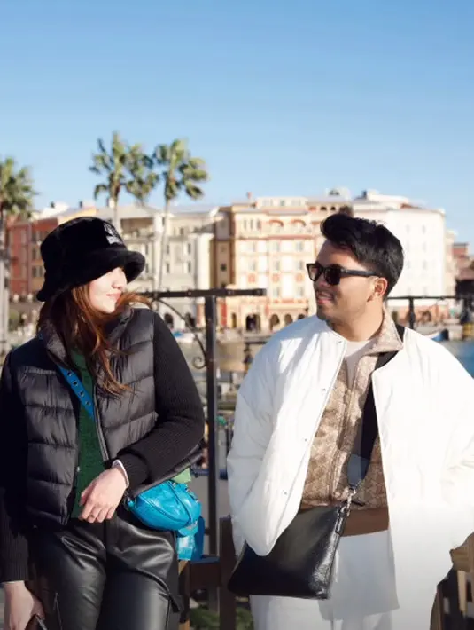 Di Disneysea Tokyo, pasangan ini bertukar warna outfit. Aaliyah tampil kece dengan puffy jacket hitam dan celana lateks. Sedangkan Thariq kenakan jaket cokelat di bawah puffy jacket putih dan celana putih [@aaliyah.massaid]
