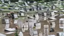 Kondisi Taman Pemakaman Umum (TPU) Karet Bivak, Jakarta, saat terendam banjir, Minggu (7/2/2021). Hujan deras yang mengguyur sejak Minggu dinihari menyebabkan tiga blok di kompleks pemakaman TPU Karet Bivak terendam banjir hingga ketinggian mencapai 30 sentimeter. (merdeka.com/Iqbal Nugroho)
