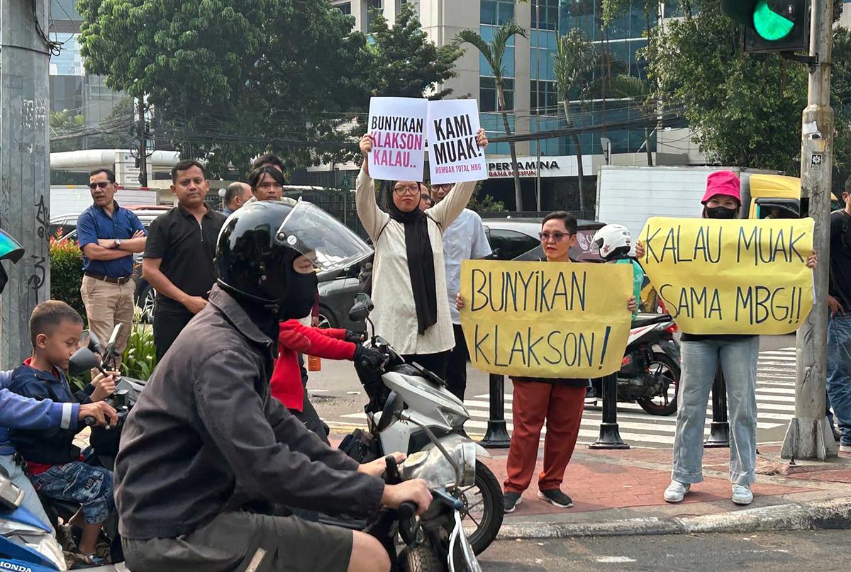 FOTO: MBG Watch Gelar Aksi Desak Pembenahan Program Makan Bergizi Gratis