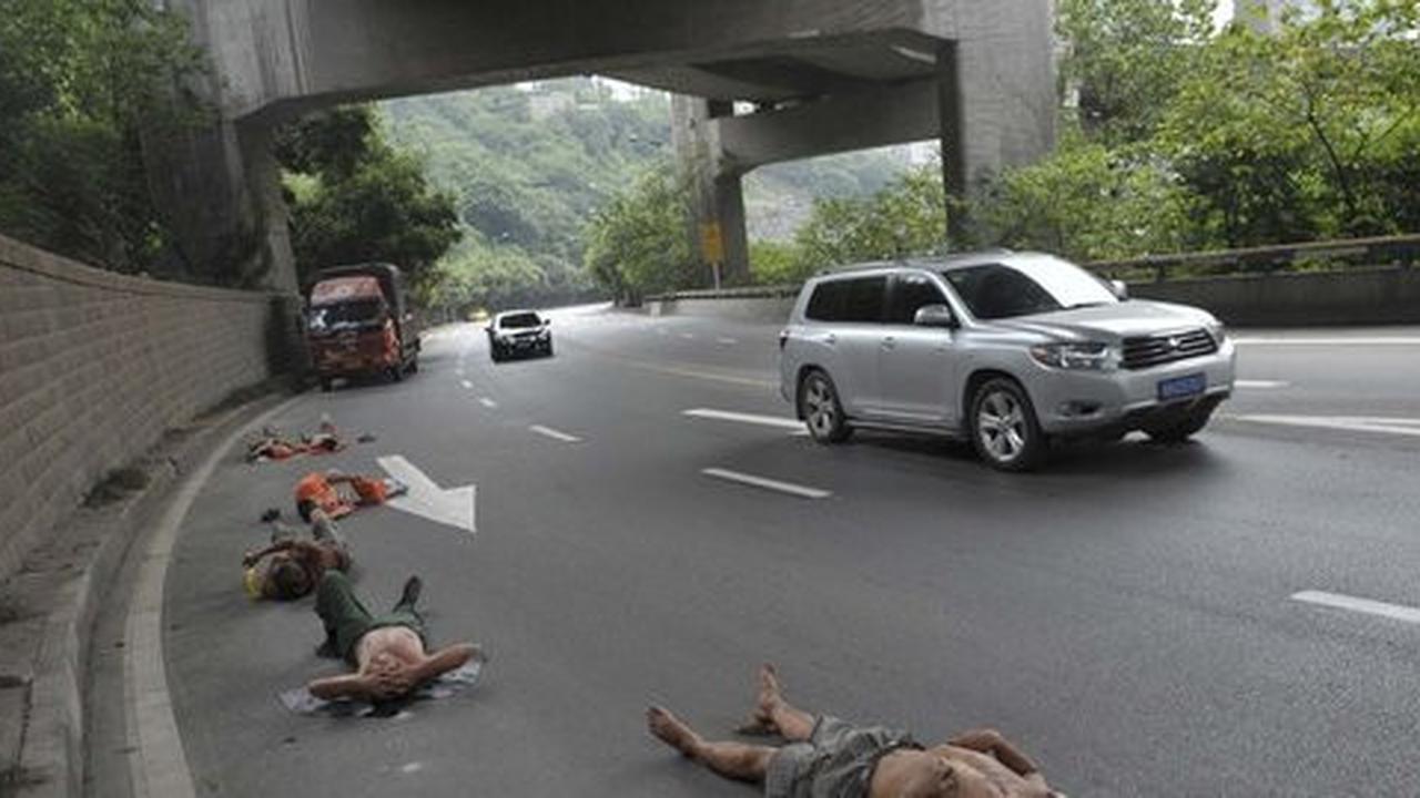 Kepanasan, para pekerja ini tidur di tengah jalan