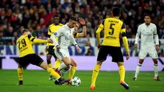 Gelandang Real Madrid, Cristiano Ronaldo berusaha melewati para pemain Borussia Dortmund pada pertandingan Grup F Liga Champions di Santiago Bernabeu, Madrid, (8/12). Real Madrid bermain imbang 2-2 dengan Dortmund. (REUTERS/Susana Vera)