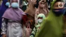 <p>Umat Islam bersiap melaksanakan sholat Id 1 Syawal 1443 Hijriah hingga memenuhi Stadion Jakarta Internasional Stadium, Senin (2/5/2022). Pemerintah Indonesia menetapkan Hari Raya Idul Fitri 1443 Hijriah jatuh pada tanggal 2 Mei 2022. (Liputan6.com/Johan Tallo)</p>