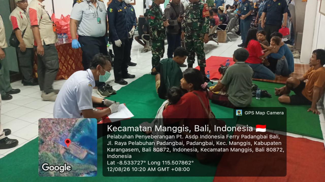 Penumpang KMP Putri Yasmin dievakuasi ke Pelabuhan Padangbai, Rabu (12/8). (Dokumen Kapolsek Padangbai).