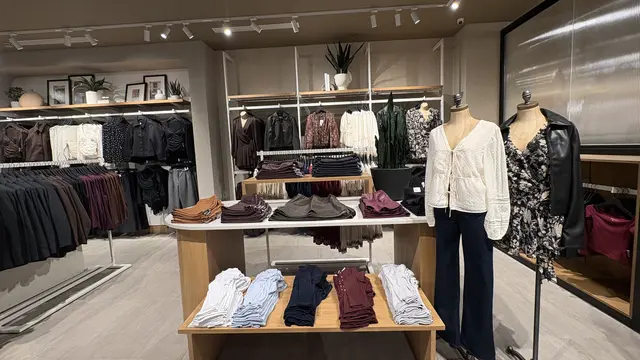 Koleksi wanita di Abercrombie & Fitch yang ada di Indonesia. [Anisha/Fimela]