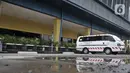 Mobil ambulans berjaga di Gelanggang Remaja Pulogadung, Rawamangun, Jakarta, Kamis (28/5/2020). Posko Karantina ini difasilitasi sebanyak 200 ranjang tidur di lantai 1 dan 2 gedung olahraga tersebut serta dijaga petugas gabungan dari Dinas Kesehatan dan Satpol PP. (merdeka.com/Iqbal S. Nugroho)