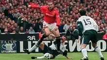 Eric Cantona. Striker ini didatangkan Manchester United dari Molde pada tengah musim 1992/1993 dengan nilai 1,2 juta pound. Selama 5,5 musim ia tampil 185 laga dengan torehan 82 gol dan 62 assist. Banyak gelar diraihnya, termasuk 4 trofi Premier League. (AFP/Gerry Penny)