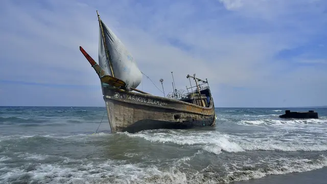 Penampakan Perahu Pengungsi Rohingya yang Terdampar di Aceh
