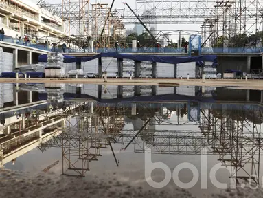 Suasana pengerjaan renovasi kolam renang di Komplek Stadion Utama Gelora Bung Karno (SUGBK), Jakarta, Jumat, (24/03/2017). Kolam renang tersebut akan digunakan untuk Asian Games 2018. (Bola.com/M Iqbal Ichsan)