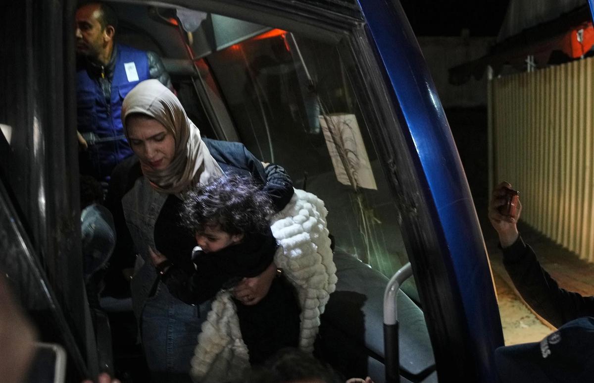FOTO: Pelukan Haru Menyatukan Kembali Warga Gaza yang Terpisah Bertahun Tahun Akibat Serangan Israel