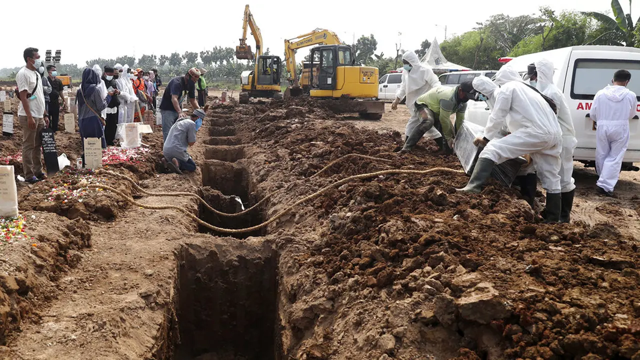 FOTO: Duka Kerabat Korban COVID-19 di TPU Rorotan