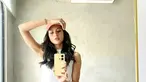 Dengan pedenya, Maudy Ayunda terlihat berpose di depan kaca. Ia hanya mengenakan kaus pendek dengan celana jeans kasualnya. (Liputan6.com/IG/@maudyayunda).