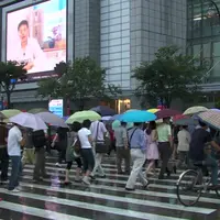 Tak paham lagi di mana pikiran pengendara motor ini. Ia menendang seorang penyeberang jalan hingga jatuh.