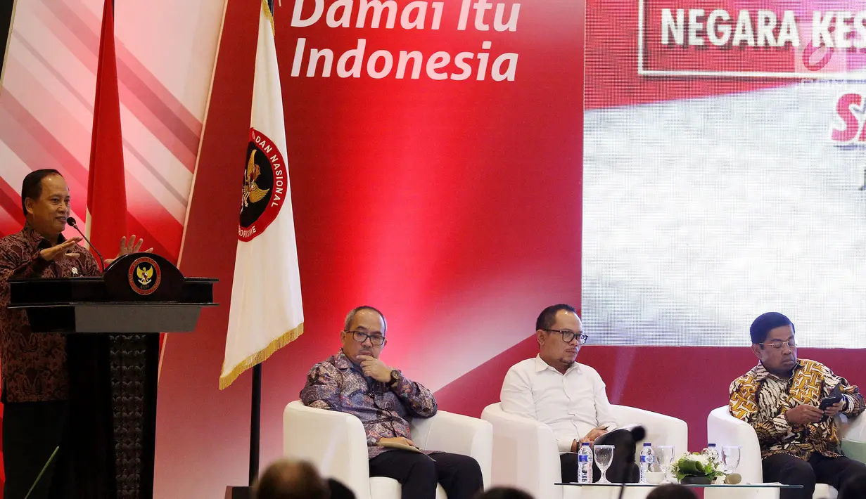 Menristek Dikti M Nasir memberi pandangan dalam silaturahmi mantan napi dengan korban terorisme yang digelar BNPT di Jakarta, Rabu (28/2). Lebih dari 125 bekas napi teroris dipertemukan dengan sekitar 50 orang korban terorisme. (Liputan6.com/JohanTallo)