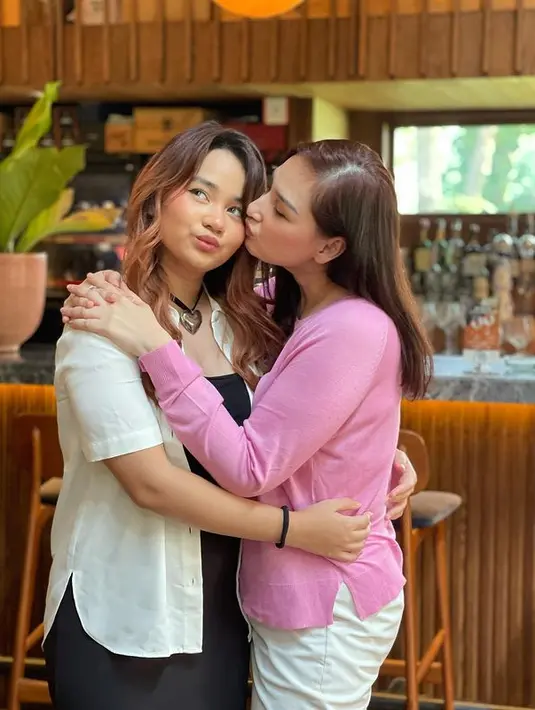 "Bukan menyapih anak yang terberat dalam urusan mengasuh anak. Karena membiasakan diri melihat anak tumbuh dewasa dan mulai memisahkan diri dari orang tuanya ternyata jauh lebih berat…" tulis monaratuliu. [Instagram/monaratuliu]