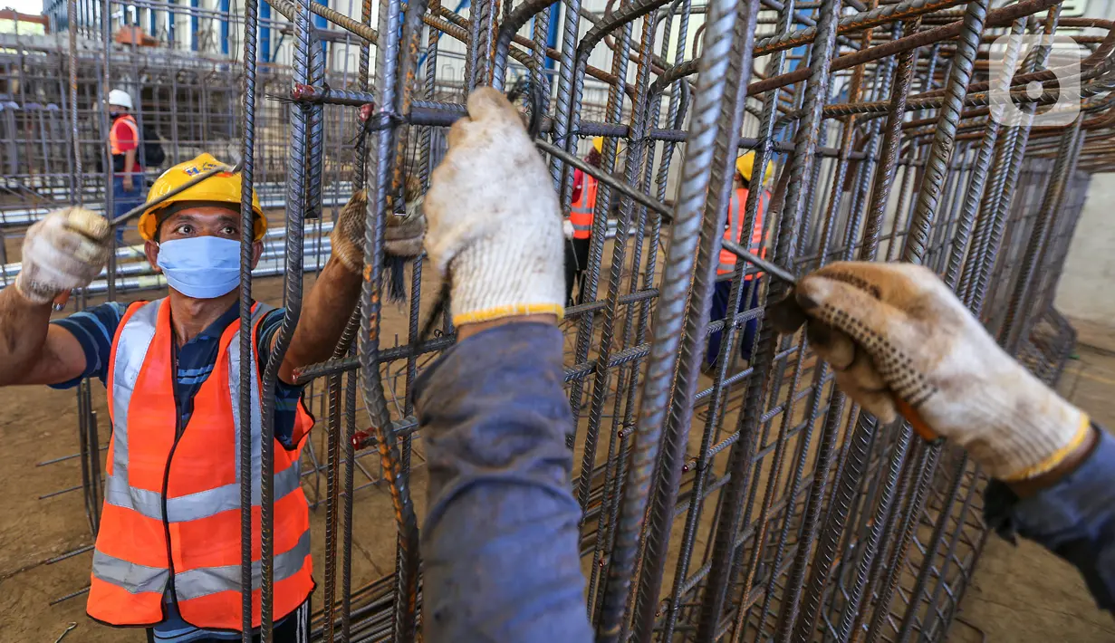 Pekerja merangkai baja untuk PC-I Girder di Plant Karawang PT Waskita Beton Precast, Jawa Barat, Rabu (17/6/2020). Anak usaha PT Waskita Karya yang mampu memproduksi 450 ribu ton per tahun mewajibkan pekerja dan pegawai kenakan masker dengan kebijakan new normal. (Liputan6.com/Fery Pradolo)