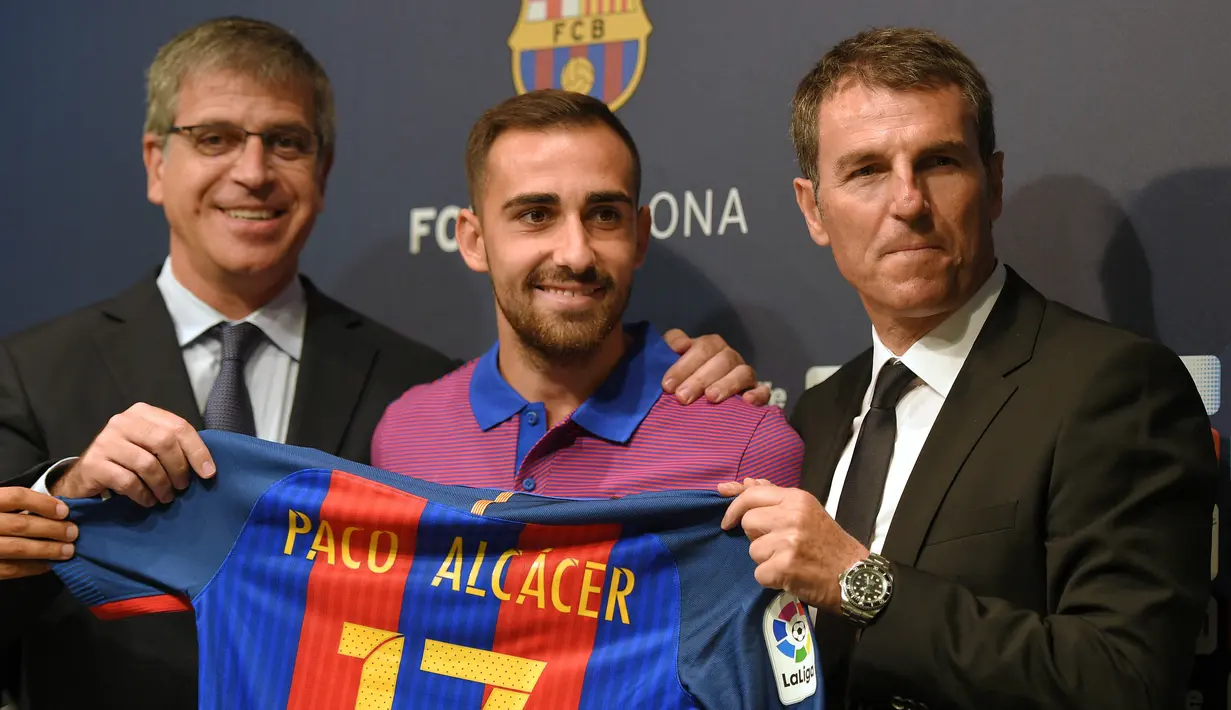 Paco Alcacer dibeli Barclona dari Valencia pada musim panas 2016. Namun, Alcacer lebih sering jadi penghangat bangku cadangan di Camp Nou karena kalah bersaing dengan trio Lionel Messi, Neymar, dan Luis Suarez. (Foto: AFP/Lluis Gene)