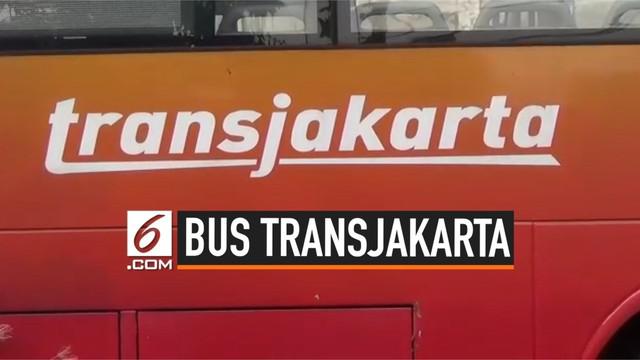 Petugas Ditreskrimsus Polsa Metro Jaya mendatangi lokasi ratusan bus Transjakarta yang mangkrak di Bogor. ^ orang petugas memeriksa dan mencatat satu persatu bus Transjakarta.