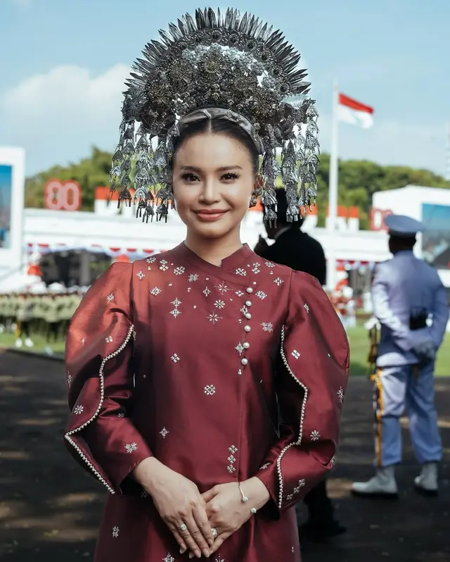 1. Rossa tampil dengan balutan busana adat Minang yang begitu memesona. Ia mengenakan baju kurung bernuansa merah marun yang dirancang khusus.