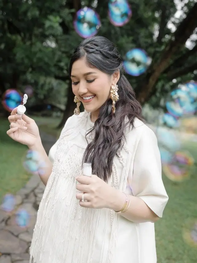 Erina Gudono bermain bubbles (Instagram/erinagudono)