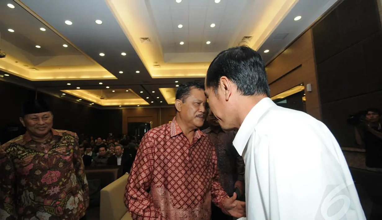 Gubernur DKI Jakarta Joko Widodo bertemu dengan mantan kapolri Dai’ Bahtiar saat memasuki ruangan Auditorium Mayapada Hospital, Jakarta, Senin (26/5/14) (Liputan6.com/Herman Zakharia)
