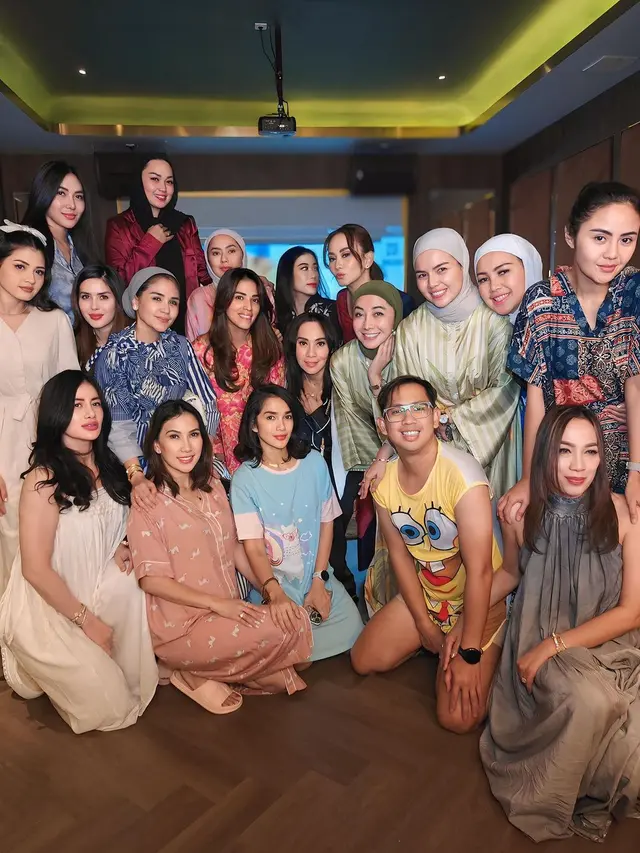 6 Potret Perayaan Ultah Ussy Sulistiawaty Bareng Sahabat, Meriah Pakai Daster