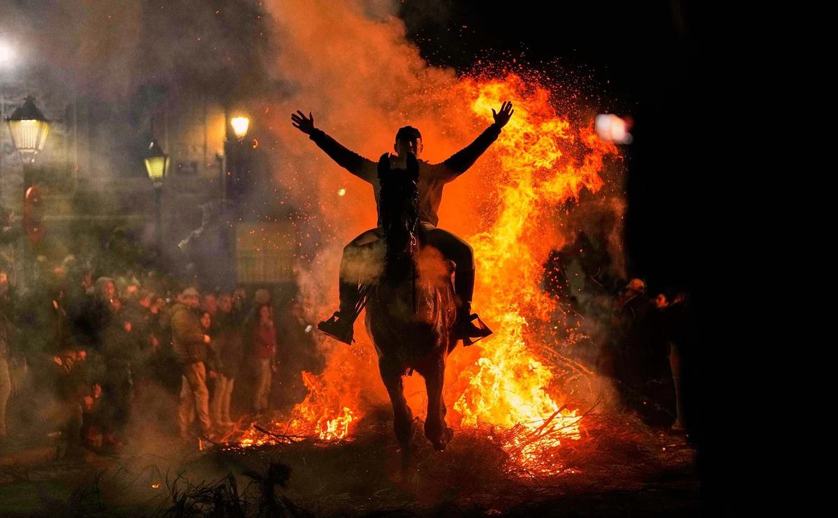 FOTO: Kengerian Ritual Kuda Melompati Api di San Bartolome de Pinares