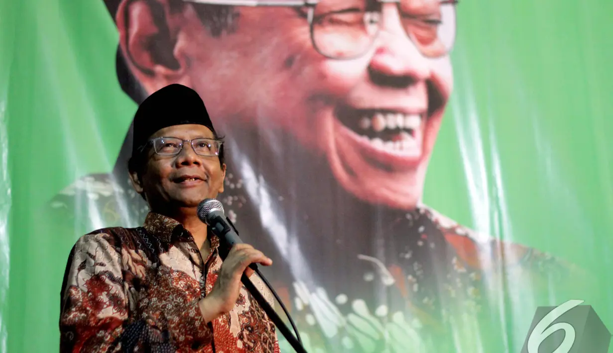 Mahfud MD saat menghadiri sarasehan bertema "Menggali Konsep dan Kebijakan Kemaritiman Presiden Abdurrahman Wahid", Jakarta, Rabu (7/1/2015). (Liputan6.com/Faizal Fanani)