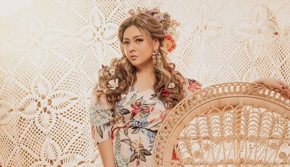 Kini istri dari aktor laga Iko Uwais tersebut terlihat lebih fit dan fresh.  Biasa tampil fierce, pada pemotretan kali ini penampilan Audy Item berhasil bikin pangling.
(Liputan6.com/IG/@audyitem)