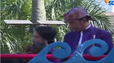 Warga sangat antusias saat kendaraan yang dinaiki presiden melewati mereka.