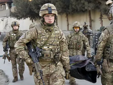Dua pengawal Kedutaan Besar Spanyol dan tujuh lainnya luka-luka setelah sekelompok tentara militan dari kelompok Taliban meledakkan sebuah bom bunuh diri di Kedutaan Besar Spanyol di Kabul, Afganistan, Jumat (11/12/2015). (REUTERS/Mohammad Ismail)