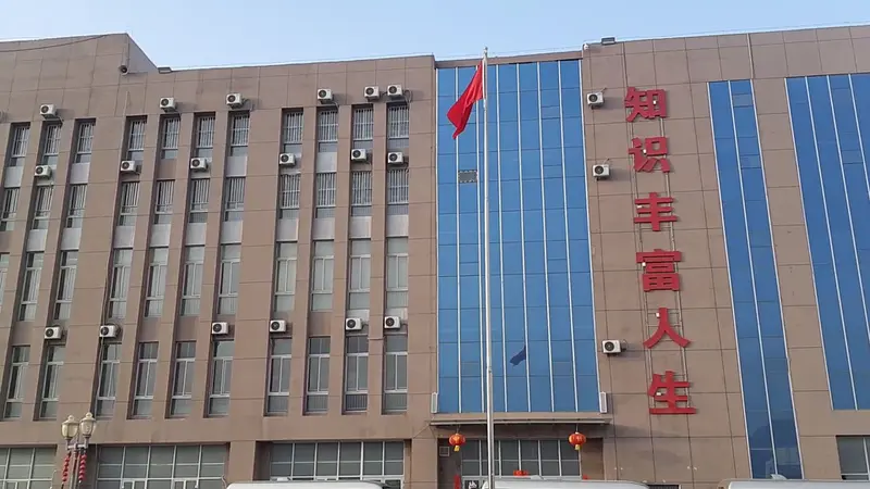 Gedung utama pusat pelatihan vokasional di di Atush, Prefektur Otonomi Kizilsu Kirgiz, Wilayah Otonomi Xinjiang-Uighur (XUAR) (Rizki Akbar Hasan / Liputan6.com)