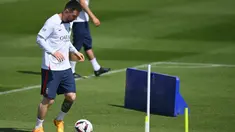 Penyerang Paris Saint-Germain (PSG) Lionel Messi menghadiri sesi latihan dua hari sebelum pertandingan  Ligue 1 2022/23 pekan ke-38, di Saint-Germain-en-Laye, sebelah barat Paris pada 1 Juni 2023. (Photo by FRANCK FIFE / AFP)