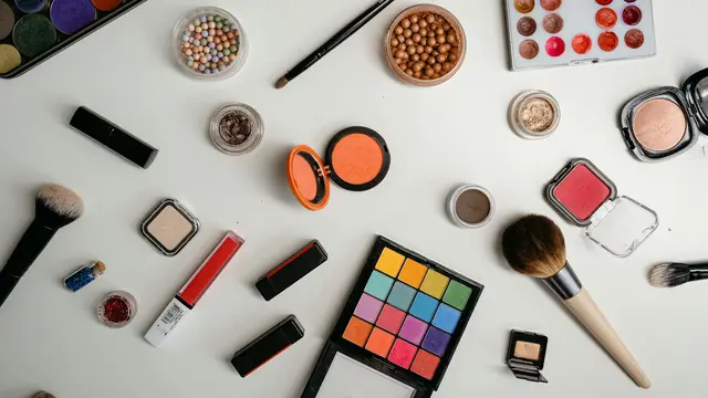 Mau Menggunakan Makeup Saat Wajah Jerawatan? Begini Triknya Biar Kondisinya Nggak Semakin Meradang