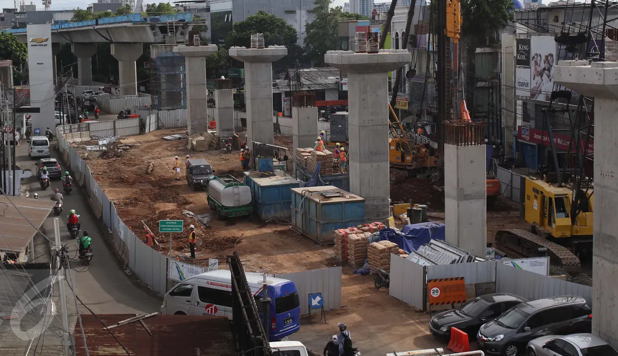 Pekerja menyelesaikan proyek Mass Rapid Transit (MRT) di Jalan Fatmawati Raya, Jakarta, Kamis (9/2). Untuk mempercepat pembangunan struktur layang proyek MRT Jakarta, sebagian Jalan RS Fatmawati ditutup selama setengah tahun. (Liputan6.com/Angga Yuniar)