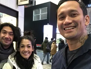 Aktor Tora Sudiro berfoto bersama istrinya, Mieke Amalia dan Reza Rahadian saat liburan di Jepang. Dalam liburannya, Tora bersama keluarga tak sengaja bertemu aktor Reza Rahadian di Jepang. (instagram.com/t_orasudi_ro)