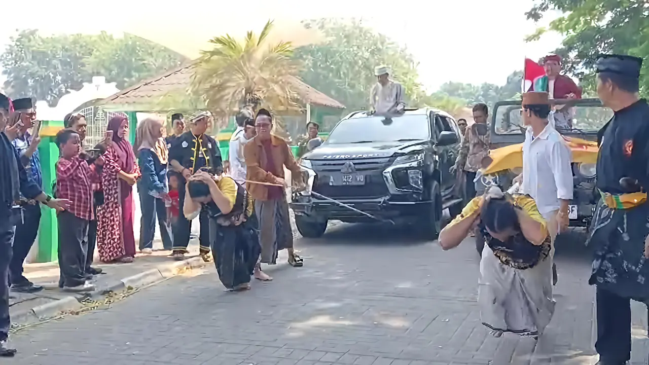Panglima Kesultanan Banten Rayakan HUT RI dengan Tarik Mobil Pakai Rambut dan Gigi