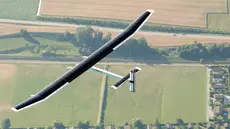 Pesawat tenaga surya Solar Impulse 2  saat melakukan penerbangan di langit Hawaii, 27 Maret 2016. Pesawat yang dikemudikan oleh Bertrand Piccard dan Andre Borschberg dari Swiss  ini akhirnya mendarat di Abu Dhabi. (REUTERS/Solar Impulse 2/Jean Revillard)