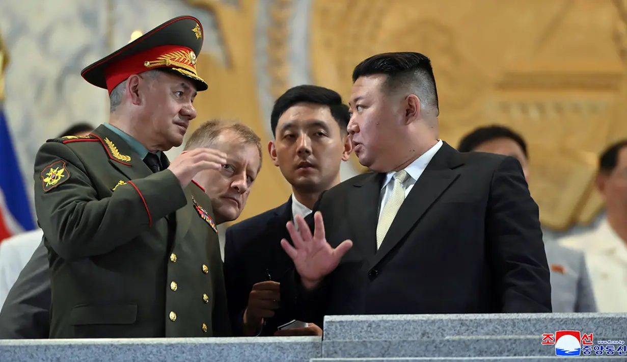 Menteri Pertahanan Rusia Sergei Shoigu memimpin langsung delegasi Rusia yang berkunjung ke Pyongyang. Delegasi dari Moskow dan Beijing menjadi pengunjung asing pertama ke Korea Utara sejak pandemi COVID-19. (Korean Central News Agency/Korea News Service via AP)