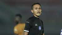 Wasit Mushtofa Umarella saat memimpin laga Bhayangkara FC melawan Persiraja Banda Aceh pada laga BRI Liga 1 di Indomilk Arena, Minggu (29/8/2021). (Foto: Bola.com/M iqbal Ichsan)