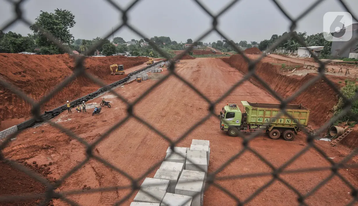 Aktivitas pekerja menyelesaikan proyek Tol Cijago seksi 3 ruas Limo-Kukusan, Tanah Baru, Depok, Jawa Barat, Minggu (3/10/2021). Proyek Tol yang memiliki panjang 5,44 kilometer itu diharapkan akan berdampak positif dalam mengurangi kemacetan di ruas tol lain. (merdeka.com/Iqbal S. Nugroho)