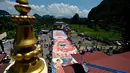 Ratusan umat berduyun-duyun untuk mengambil bagian dalam 'ritual sunning Buddha' bagian dari perayaan Waisak, Myanmar, Selasa (13/05/2014) (AFP Photo/Manan Vatsyayana)