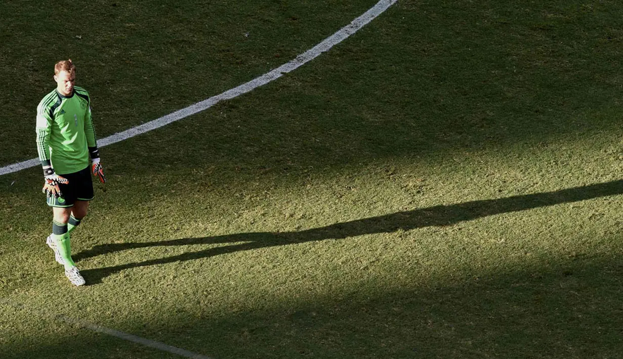 Penjaga gawang Jerman, Manuel Neuer, meninggalkan Stadion Castelao, Fortaleza, Brasil, (22/6/2014) usai berlaga melawan Ghana di penyisihan Piala Dunia 2014 Grup G. (REUTERS/Francois Xavier Marit)