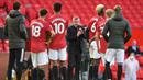 Manajer tim Manchester United, Ole Gunnar Solskjaer (tengah) menyapa para fans usai berakhirnya laga lanjutan Liga Inggris 2020/2021 pekan ke-37 melawan Fulham di Old Trafford Stadium, Rabu (18/5/2021). Manchester United bermain imbang 1-1 dengan Fulham. (AFP/Paul Ellis/Pool)
